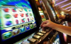Tangkapan layar aplikasi kasino sangar77 menampilkan meja blackjack langsung dan menu sportsbook